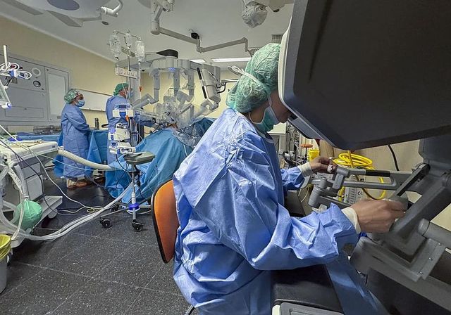 Un hombre acaba con cáncer de próstata y castración química tras esperar un año y medio una consulta con el urólogo en Valencia