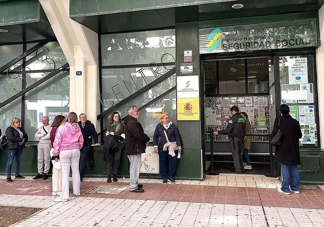 La tarea casi imposible de pedir cita para jubilarse o apuntarse al paro