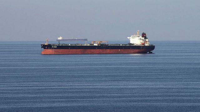 Projektil zasáhl a poškodil ropný tanker v Hormuzském průlivu