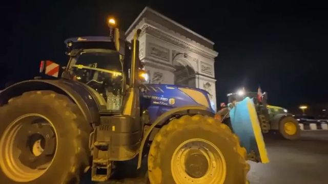 Accordo Mercosur, gli agricoltori invadono Parigi con 350 trattori