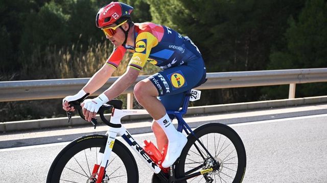 Mads Pedersen abandona la Volta a la Comunitat Valenciana tras una caída en la primera etapa