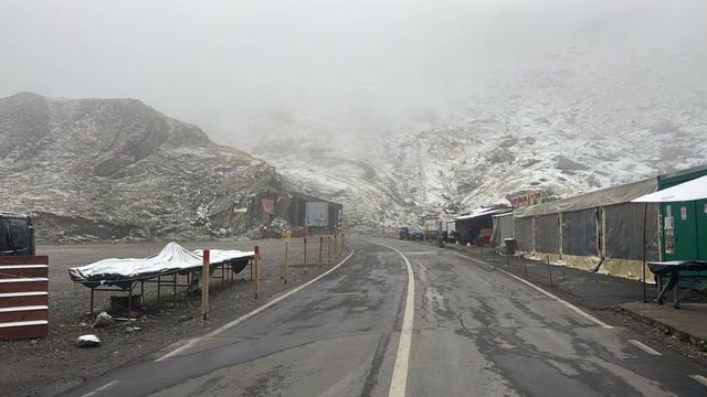 Prima ninsoare din acest sezon pe Transfăgărașan / Traficul nu este afectat