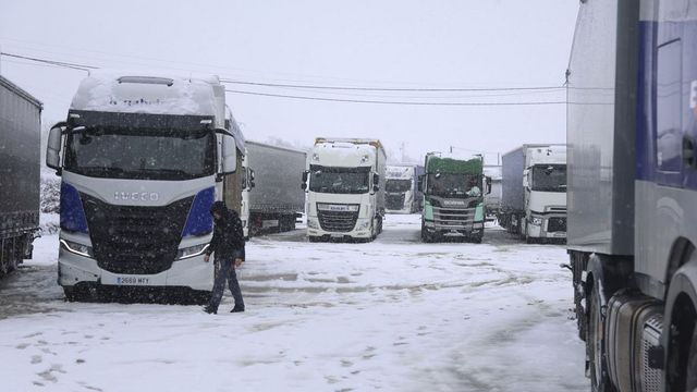 Los supermercados alertan de posible desabastecimiento tras la prohibición de circulación de camiones por la borrasca