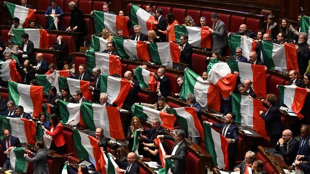 Protesta opposizioni contro l'Autonomia in Aula con i tricolori