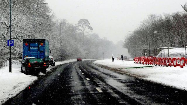 Hielo, nieve, niebla… Riesgos invisibles en invierno a los que debemos temer si cogemos el coche