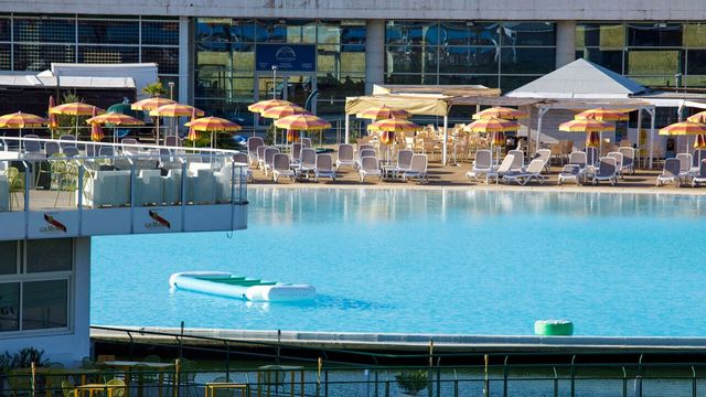 Bimba di 7 anni risucchiata dal bocchettone di una piscina, è gravissima