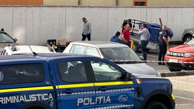 Cadavrul unei femei a fost găsit într-o remorcă acoperită cu prelată, parcată într-un cartier de blocuri din Oradea