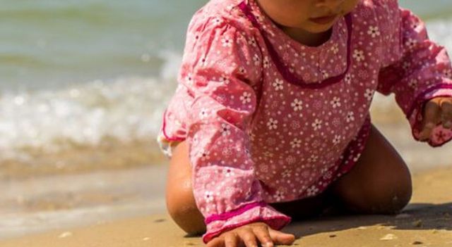 Lasciata sotto il sole per ore, neonata salvata da un medico in vacanza