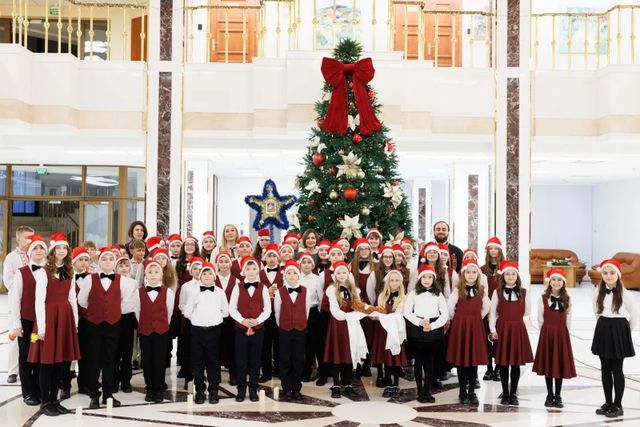 Cete de colindători au adus sărbătoarea la Președinție