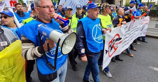 Protest al sindicaliștilor la Cotroceni. Patru confederații cer mediere cu Guvernul și majorarea salariului minim