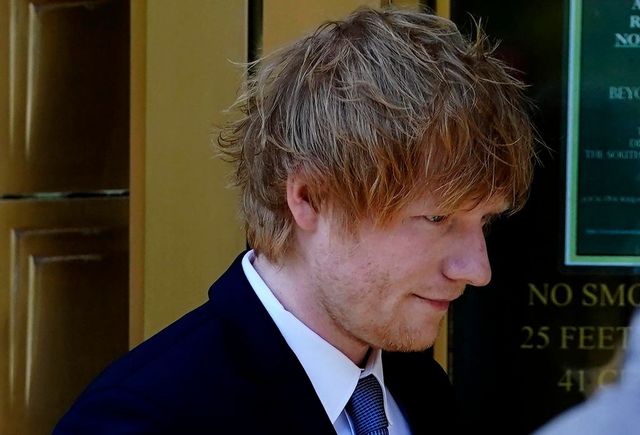 Ed Sheeran suona la chitarra davanti alla giuria di New Work sul caso di plagio