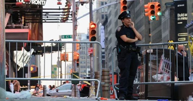 Két embert is megkéselt egy nő a New York-i Times Square-en, mielőtt lelőtték a rendőrök