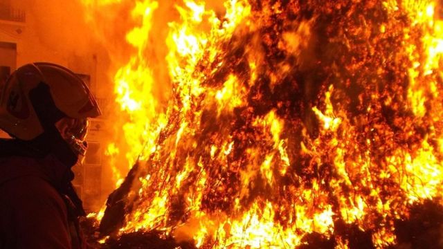 Incendiu la o hală de depozitare din Mogoșoaia. Intervin mai multe echipaje de pompieri