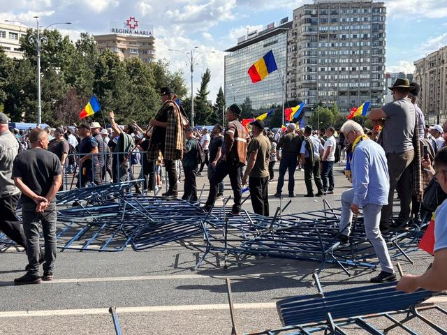 Rareș Bogdan îl provoacă pe Bolojan: Ilie, coboară din birou și stai de vorbă cu protestarii
