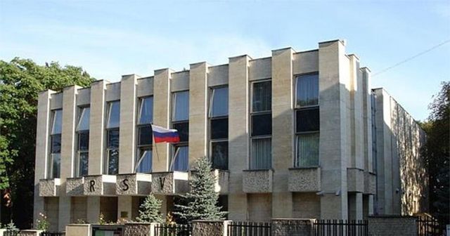 Na Ruský dům v Praze někdo v noci hodil zápalné lahve