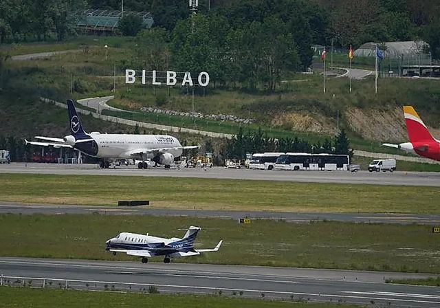 Un avión alemán aterriza de urgencia en Bilbao con un cadáver a bordo tras fallecer un pasajero en pleno vuelo