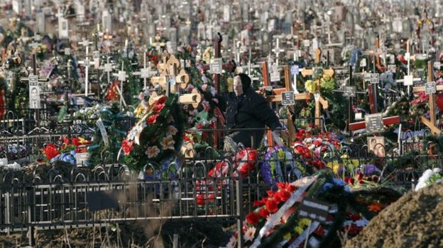 Dosarul mitei pentru locuri în cimitir: Patru bărbați, inclusiv un preot, riscă închisoare