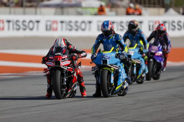 Marco Bezzecchi se lleva la última pole y la más apretada del año