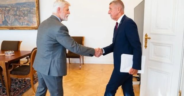 Prezident Pavel bude v neděli jednat s předsedy stran, které se dostanou do Sněmovny