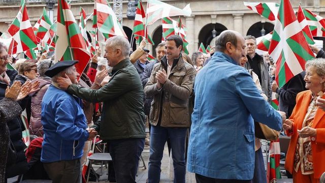 “Necesitamos la máxima movilización ante Bildu, que finge ser Caperucita pero debajo está el lobo y tiene una agenda oculta”