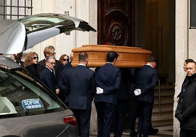 Instalada la capilla ardiente de Valentino en su Maison del centro de Roma