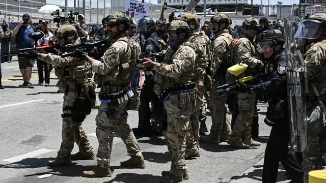 Trump își amenință propriul popor cu represalii armate