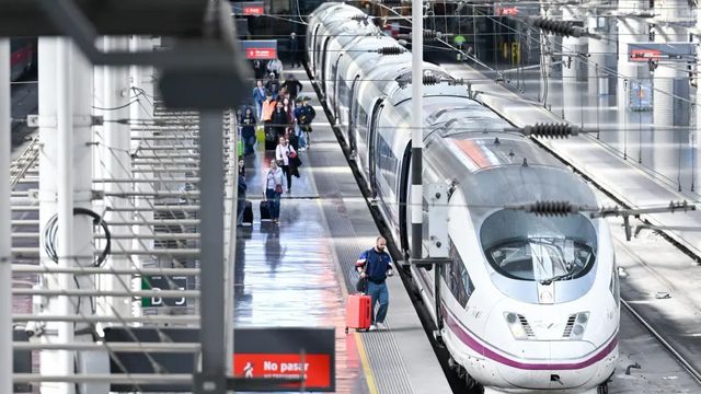 Retrasos en la línea de Alta Velocidad entre Andalucía y Madrid por un incendio próximo a la vía