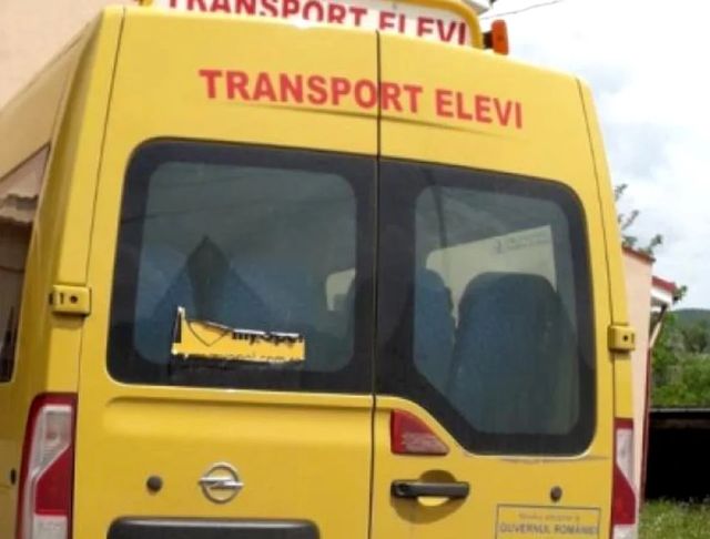 Un microbuz plin cu elevi, implicat într-un accident rutier cu alte două vehicule, în Covasna