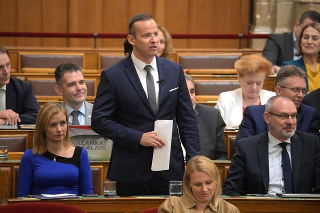 Videón, ahogy Toroczkai László, a Mi Hazánk elnöke gyáva, undorító f*regnek nevezi Magyar Pétert