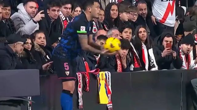 Un aficionado del Rayo Vallecano mete el dedo en el culo a Lucas Ocampos en pleno partido