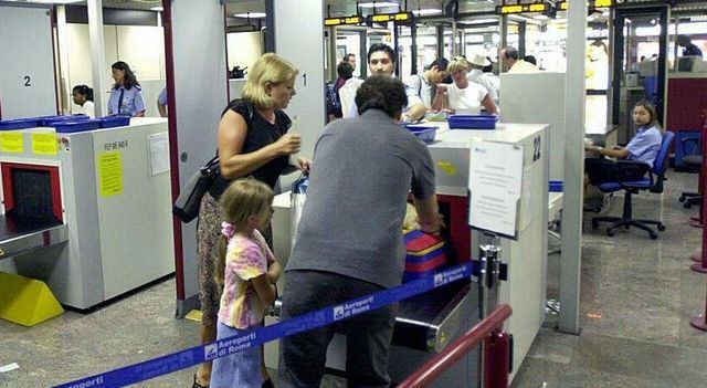 Aerei, stop limiti liquidi nei bagagli a mano: cosa cambia, da quando e in quali aeroporti italiani
