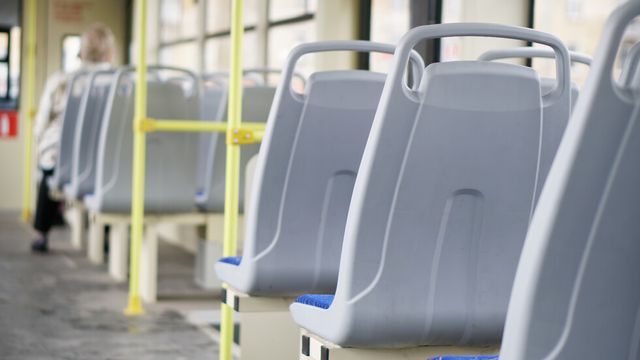 Счупиха стъкло на тролейбус в Плевен след стрелба