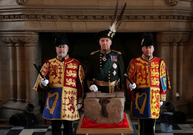 Piatra istorică Scone părăsește Scoția pentru încoronarea Regelui Charles al III-lea