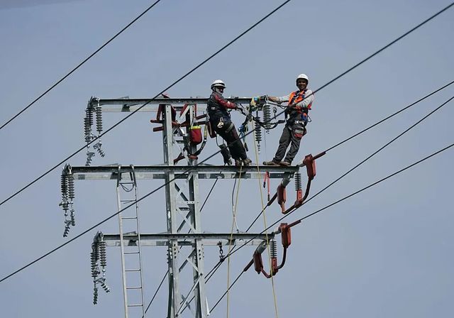 Bruselas pide acelerar los permisos para las infraestructuras de redes eléctricas