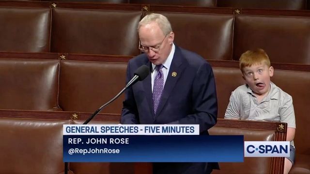 El hijo de un congresista de Estados Unidos boicotea el discurso de su padre haciendo muecas a la cámara