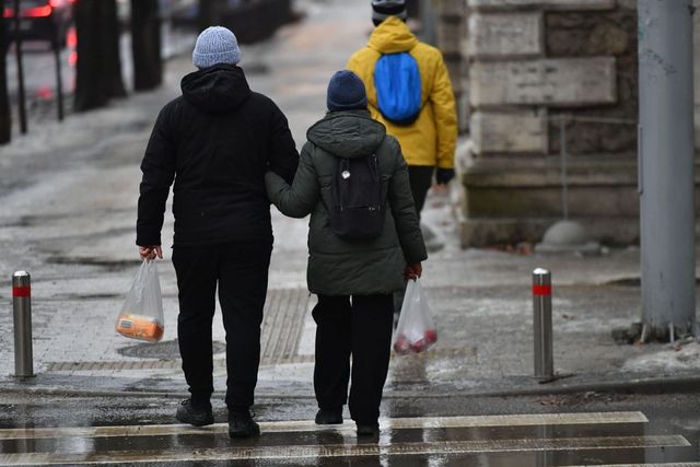 Vineri, zi scurtă! Guvernul ar putea reduce numărului orelor de muncă din cauza condițiilor meteo complicate