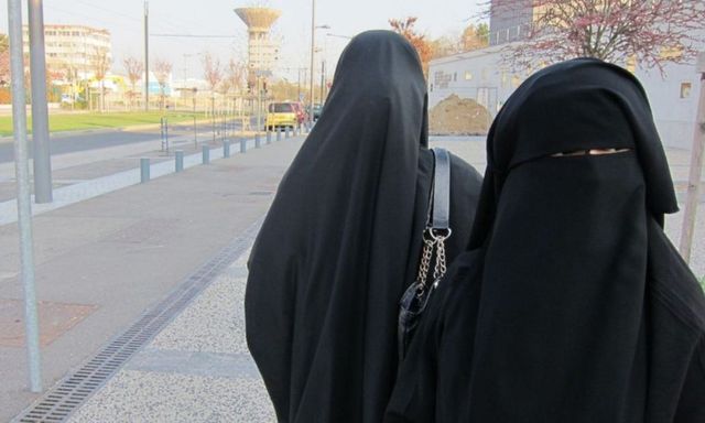 Guvernul iranian a decis să nu mai sancționeze femeile care nu poartă vălul islamic pe stradă