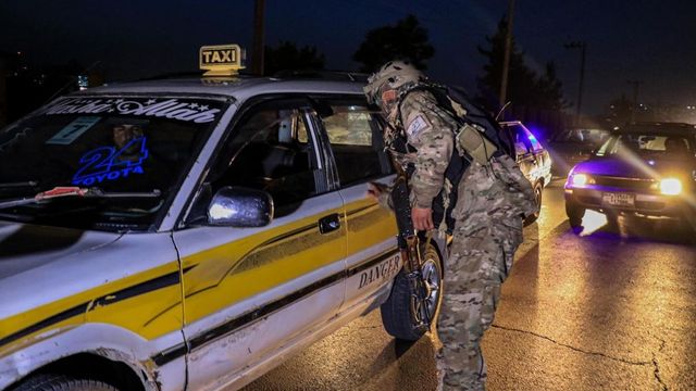 Pakistán anuncia una “guerra abierta” con Afganistán y bombardea Kabul