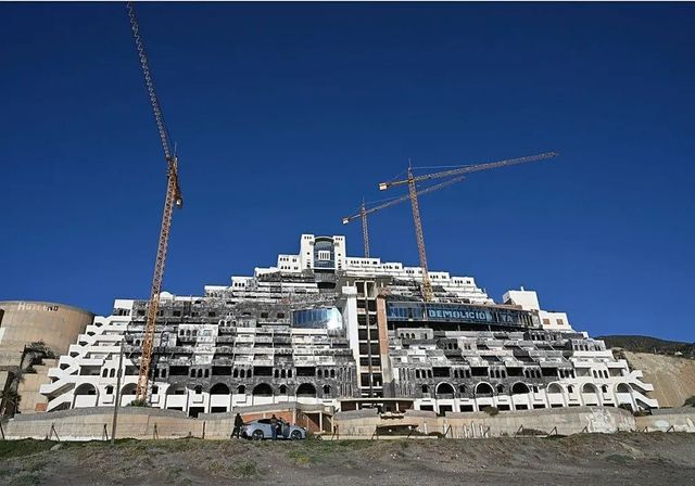 Carboneras abre la puerta al derribo del Algarrobico con la anulación de la licencia de obras