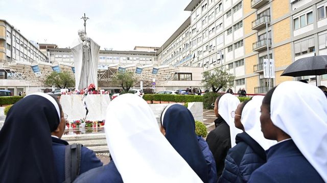 Il Papa migliora, ancora giorni per sciogliere prognosi