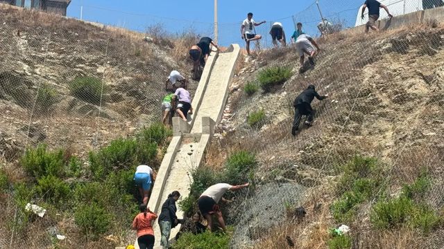 Miles de migrantes cruzan la frontera de Ceuta desde Marruecos