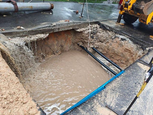 Plouă de sus, plouă și de jos. Strada Inculeț, inundată după o avarie la o conductă