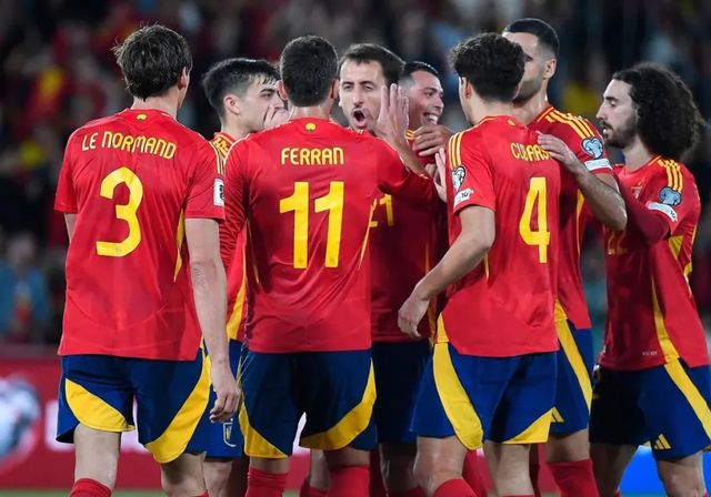 España, a prueba de bajas, se acerca al Mundial