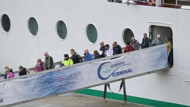 El crucero Ambition, afectado por norovirus, atraca en Bilbao