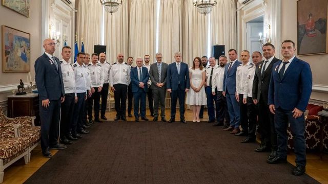 16 polițiști români implicați în capturarea unui traficant de droguri francez au fost decorați