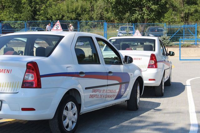 Un instructor auto, condamnat la închisoare pentru trafic de influență