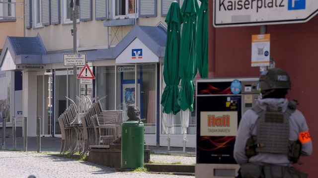Túszejtés zajlik egy németországi bankban