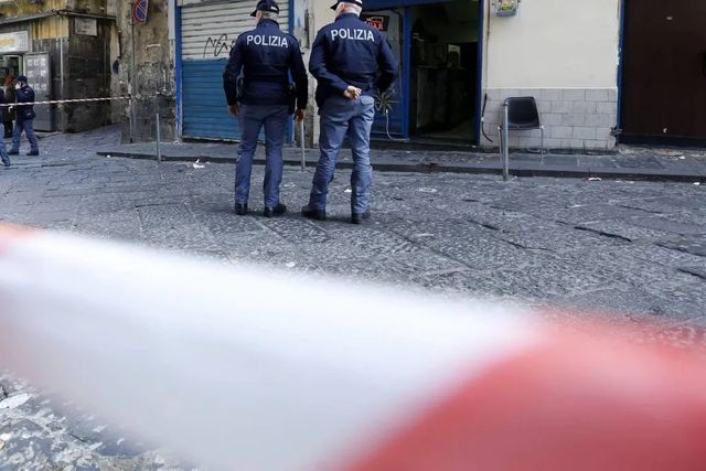 Anziani fratelli trovati morti in casa a Napoli: ipotesi omicidio-suicidio