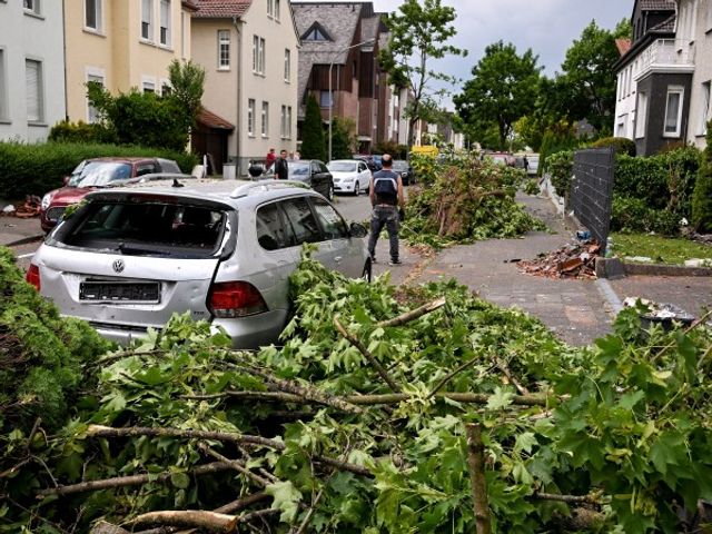 Загинал и над 40 ранени след торнадото в Германия