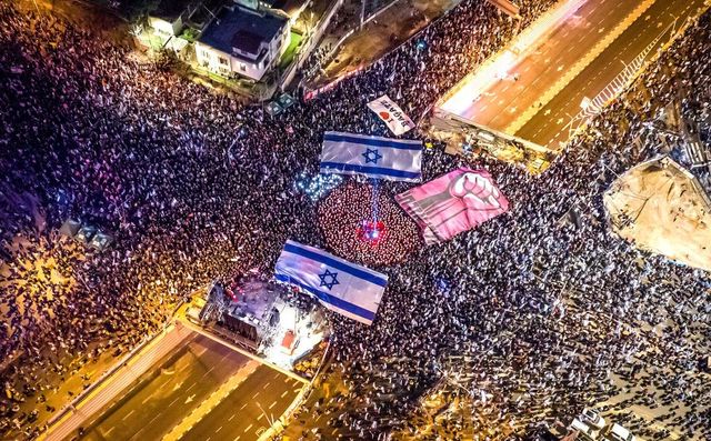 Protest de amploare în Israel după ce Benjamin Netanyahu l-a demis pe ministrul Apărării